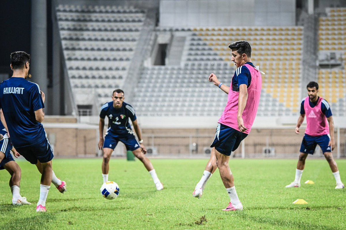 KuwaitFA's tweet photo. صور || تدريبات منتخب الكويت الوطني الأول لكرة القدم اليوم الثلاثاء على استاد علي صباح السالم، استعداداً للمشاركة في بطولة "خليجي 27"، 

#الأزرق_يجمعنا 
#منتخب_الكويت 
#كأس_الخليج 
#خليجي27 
#KuwaitFA https://t.co/X6yRJK8Xje