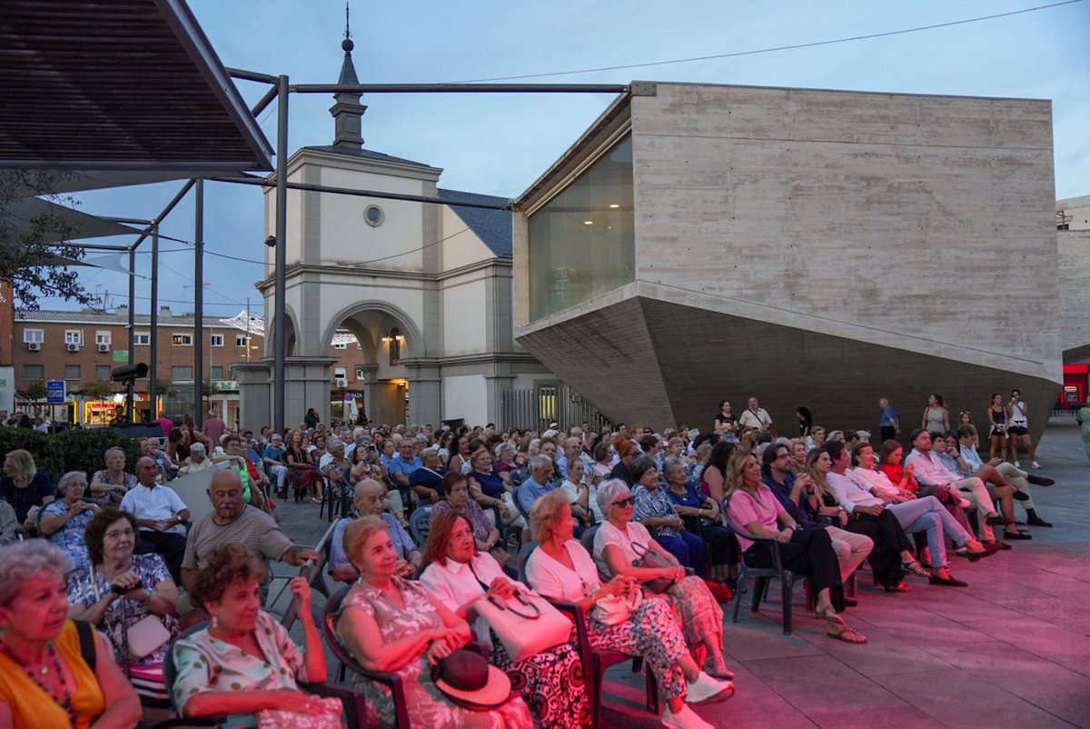 ayto_pozuelo's tweet photo. Esta tarde, @Olgamariaramos ha llenado la plaza del Padre Vallet de música, humor y alegría con «Vente al cuplé». 💃✨

¡Una tarde para disfrutar, cantar y pasarlo bien! 🎉 https://t.co/laDJxaxsYq