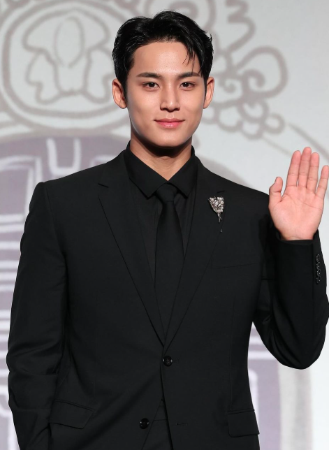 AboutMusicYT's tweet photo. Mingyu of SEVENTEEN has officially begun his mandatory military service. https://t.co/NYLda2lnz5