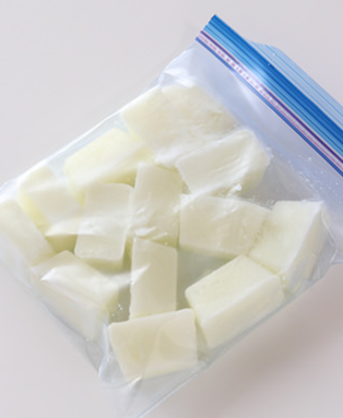 nichirei_foods's tweet photo. 「牛乳」って実は冷凍できるんです🥛
鮮度が良いうちに「小分け冷凍」で、便利で長持ち✨

1️⃣牛乳を製氷器に注いで冷凍
2️⃣凍ったら冷凍用保存袋に移して冷凍庫で保存

1〜2ヵ月程度保存可能。加熱して使うのがおすすめです。
凍ったままコーヒーや紅茶に☕️ スープなどの料理にも！ https://t.co/tPXQiGVsPl