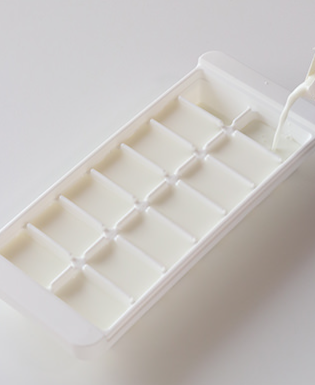 nichirei_foods's tweet photo. 「牛乳」って実は冷凍できるんです🥛
鮮度が良いうちに「小分け冷凍」で、便利で長持ち✨

1️⃣牛乳を製氷器に注いで冷凍
2️⃣凍ったら冷凍用保存袋に移して冷凍庫で保存

1〜2ヵ月程度保存可能。加熱して使うのがおすすめです。
凍ったままコーヒーや紅茶に☕️ スープなどの料理にも！ https://t.co/tPXQiGVsPl