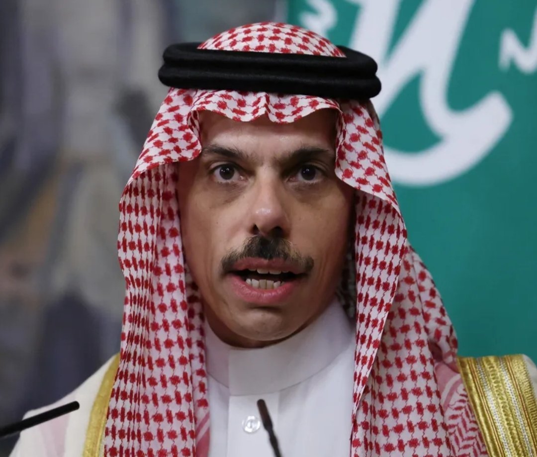 Shkh_Abdslam6's tweet photo. تصريح لو��ير الخارجية السعودي يقول فيه بكل برود: 
"لن ينجح الحوثيون في استفزاز المملكة والحكومة الشرعية"!

تصريح جاء تزامناً مع استهدافات حوثية مباشرة ومؤثرة طالت عمق الأراضي #السعودية وأصابت أهدافها باعترافهم الرسمي. 
وحين تسمع هذا الكلام أو تقرأه، لا تدري أتقهقر ضاحكاً أم تبكي وتتساءل بسخرية لا حدود لها:
طالما أن الصواريخ البالستية والمسيرات الحوثية التي دمرت المنشآت النفطية، ودكت الرادارات والمطارات، وأوقفت الجزء الأكبر من تصدير النفط السعودي.. 
طالما أن كل ذلك "لا يستفزكم" ولا يحرك فيكم نخوة ولا ردة فعل حقيقية، فلماذا إذن استفزكم إلى حد الجنون تواجد القوات المسلحة الجنوبية البطلة في صحراء وادي حضرموت؟! وهم أهل الأرض وأصحاب الدار، بل وكانوا حلفاءكم المفترضين وليسوا تهديداً لأمنكم!

مع ذلك، لم تتأخروا دقيقة واحدة عن قصفهم، وقتلهم، وإخراجهم، لإعادة ميليشيات الإخوان إلى حضرموت وتمكينهم ودعمهم ليكونوا أدواتكم القذرة لاحتلال الجنوب وتحديداً حضرموت والمهرة!

إنه منطق أعوج وتصريح أغرب من أن يستقبله عقل بشري أو يقبل به حر؛ دماء الجنوب ووجوده هو الذي يستفزكم، بينما ضربات الحوثي تُبلع في صمت.

#اليمن