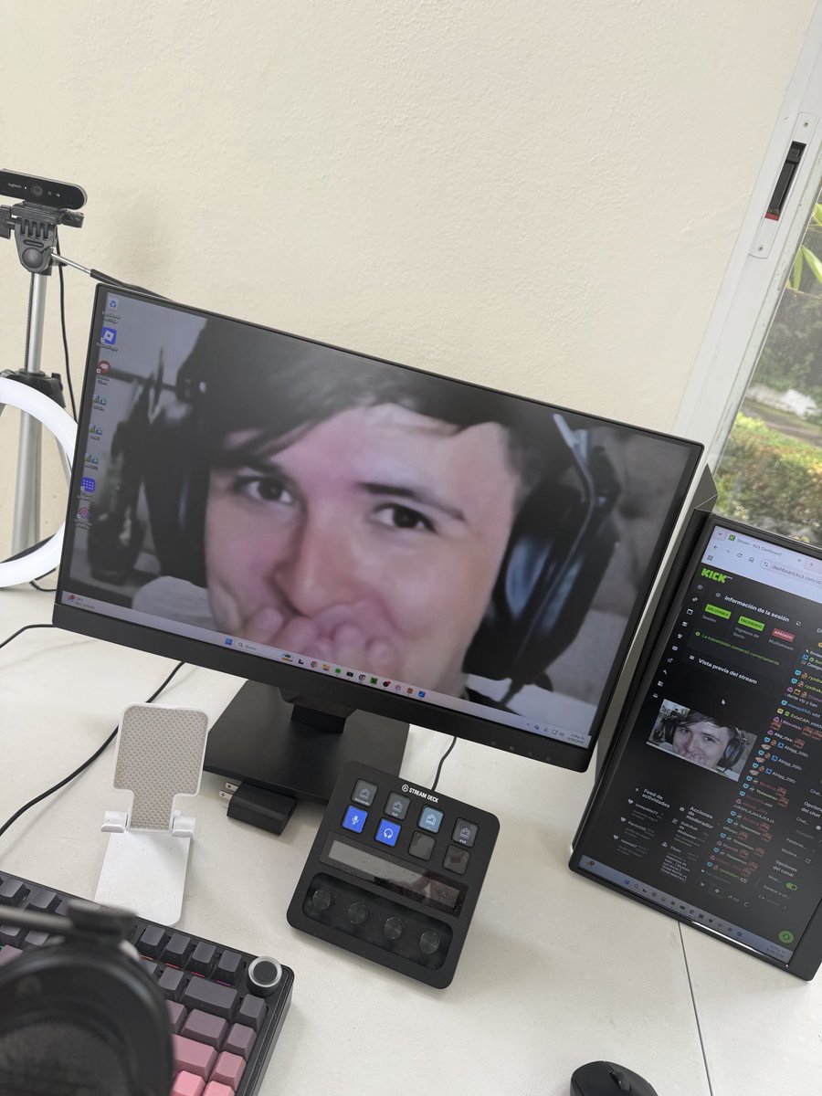 diffrent_200's tweet photo. el nuevo fondo de la pc de juli https://t.co/cozDq8Ze4D