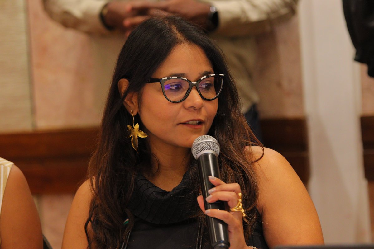 DAGJuridicaCali's tweet photo. Nuestra dir. @anacatacastro participó en la mesa de trabajo con el alcalde @alejoeder y el Gobierno Nacional para trazar la hoja de ruta de la reconstrucción de Cali. Se evaluaron alternativas inmediatas para los damnificados, como planes de vivienda en predios de la SAE. (1/2) https://t.co/u4AieDcV3f