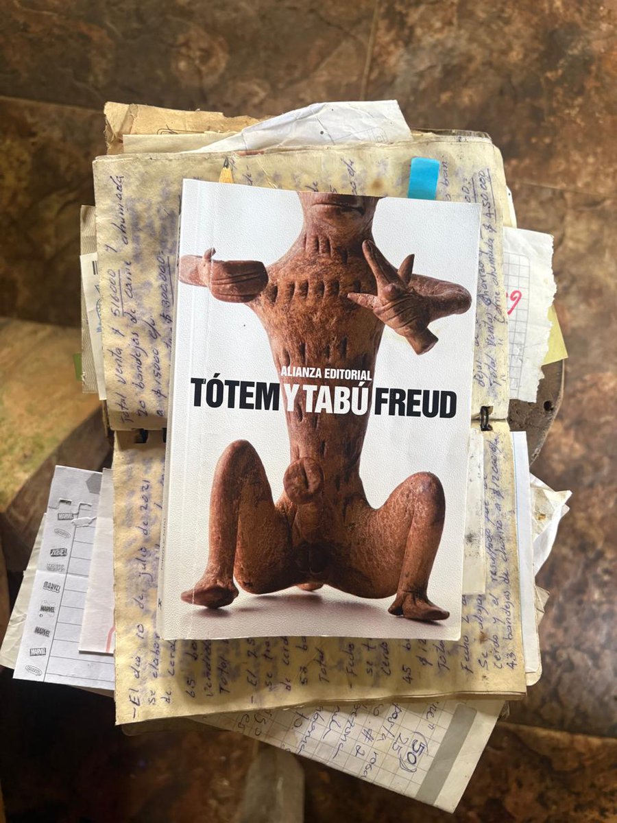 CaracoliMincho's tweet photo. @NTunav El último libro que he leído y he tenido la necesidad de conversalo con una amiga es Tótem y Tabú de Sigmud Freud. Al leerlo sentí que había descubierto un velo, no solo de mi vida, sino de las personas que me rodeaban. https://t.co/fkz3FsGpJ3