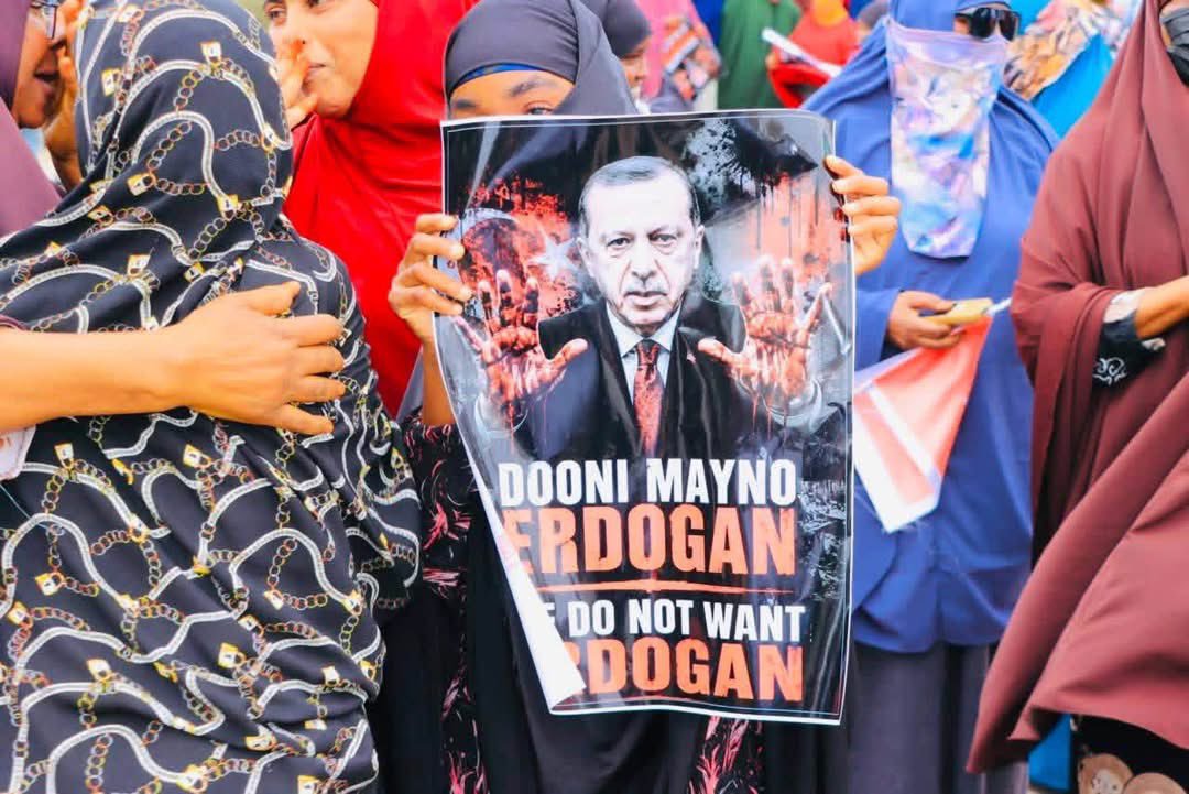 MAKHIR1441's tweet photo. @Communications You are enemy of somalia and Somali nation .
Why you kill Somali civilian in civil sites? 
Why you send bombs  on Somali officers houses in dolow , puntland , jubaland , south west Somalia state,extra 
Leave my country  Somali 
Turkey should go out of somalia for life .
👀👇 https://t.co/gFhdxTQy1W