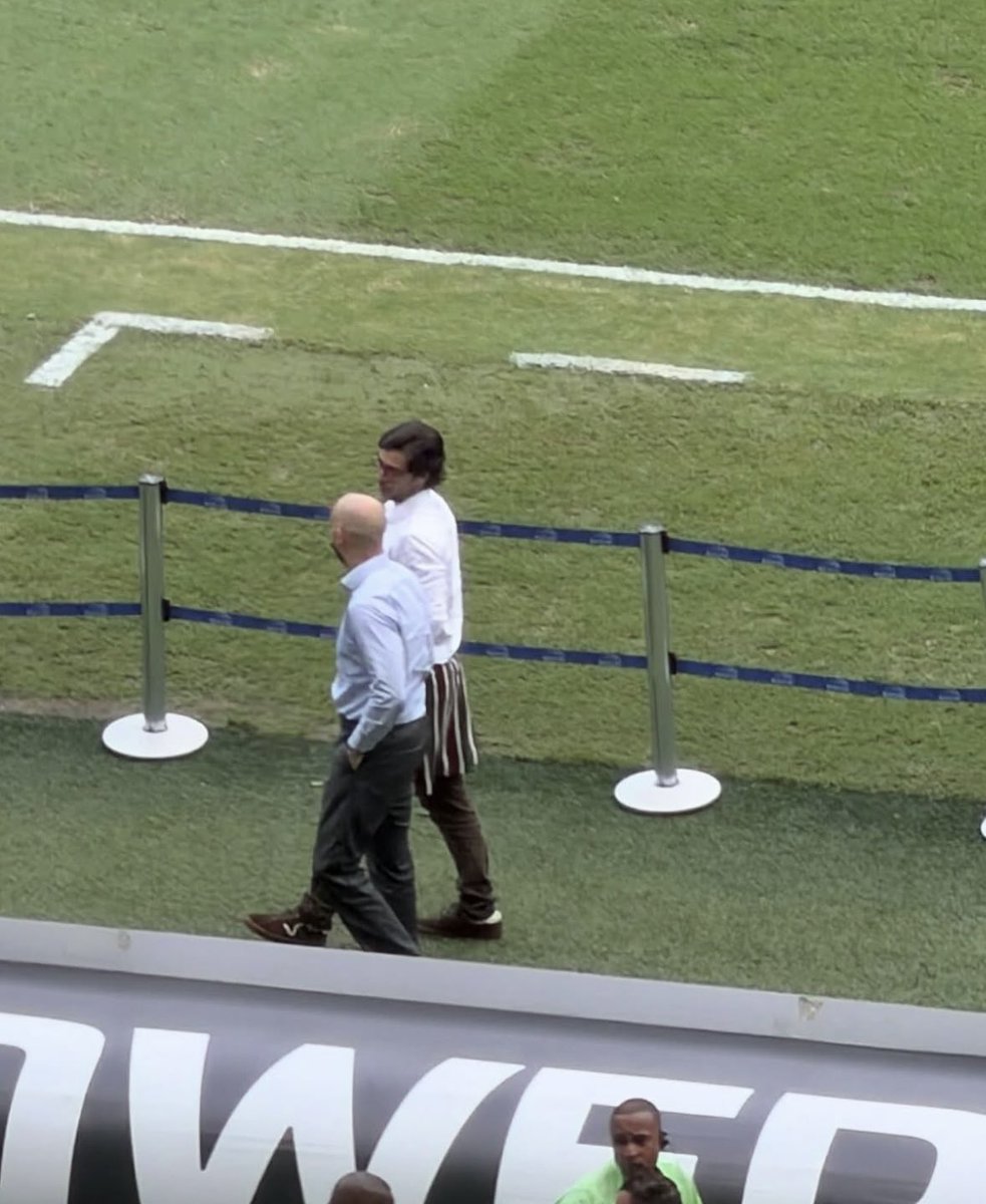 NETFLU's tweet photo. Olha esse encontro torcedor! 👀

Matheus Montenegro, presidente do Fluminense, e Carlos de Barros, fundador da Lazuli Partners e do LZ Sports — grupo responsável pela proposta apresentada para a SAF tricolor — estiveram juntos no Maracanã antes do jogo da Libertadores desta terça-feira.

#netflu #fluminense