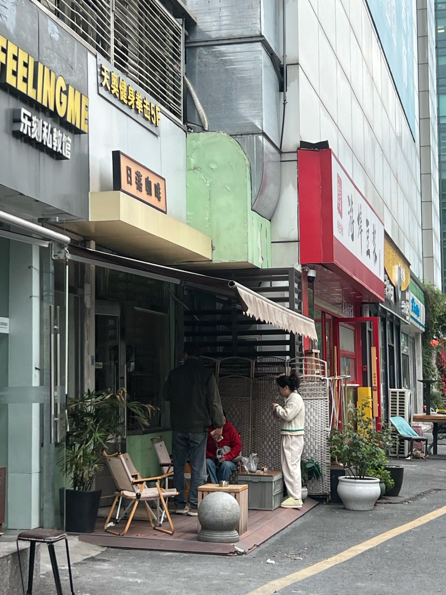 YGodhar's tweet photo. Caught this quick street moment – a barista juggling 3 coffee cups mid-sunset, the color of the street painting just matching his apron. Magic happens in unplanned little clicks.， https://t.co/0pyIrIB3ci