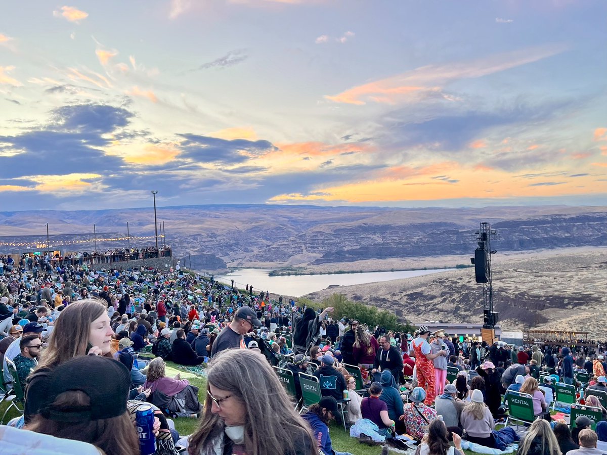 CPoppino's tweet photo. The extent of "peopling" this weekend was so far outside my comfort zone lol. I deal with it once a year for my friends. Takes me a year to recover from it and then I go back and do it again.
Good music, great friends, amazing view πΆπ₯π
#DMB #LaborDaveWeekend #TheGorge https://t.co/wVqbf5qjWI