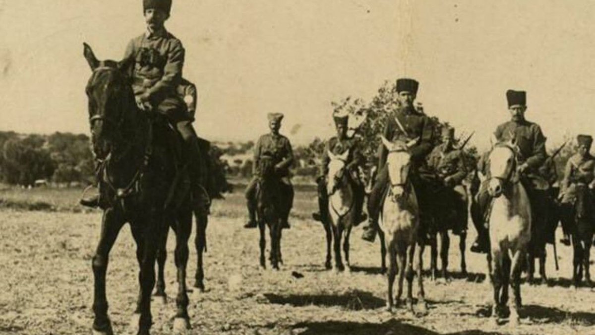 HarpCografyasi's tweet photo. 8 Eylül 1922
"Dinle! Duyuyor musun geceyi yırtan sesleri?
Sırtında zafer taşıyan öfkeli nefesleri
Aksırıp köpürmekteler süvarileri durdukça
Rüzgârla yarışmak isterler İzmir'e yaklaştıkça"
⬇️
https://t.co/9RXnxJ9GgK https://t.co/xWJOPmtjzL