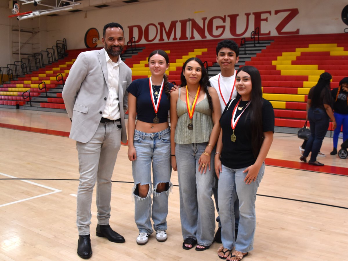 ComptonUnified's tweet photo. ๐๐ 500+ @DominguezHSDons scholars were recognized for making the Honor Roll during Back To School Night! Families packed the gym to celebrate 9th-12th graders with 3.0+ GPAsโincluding senior Jason Turcios with an incredible 5.0! ๐๐ฅ
#ComptonUnified #DominguezDons #HonorRoll https://t.co/vqYlF4asSl
