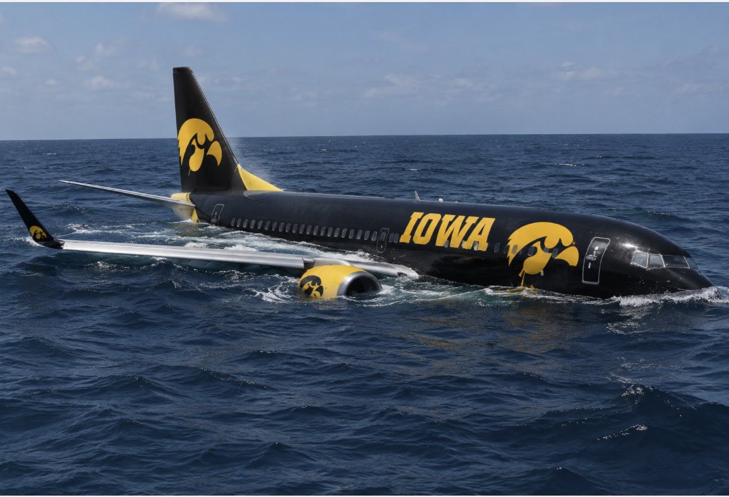 rainbowlarry69's tweet photo. 9/11/2001 if Nile Kinnick was the pilot https://t.co/OeI3P5h9co