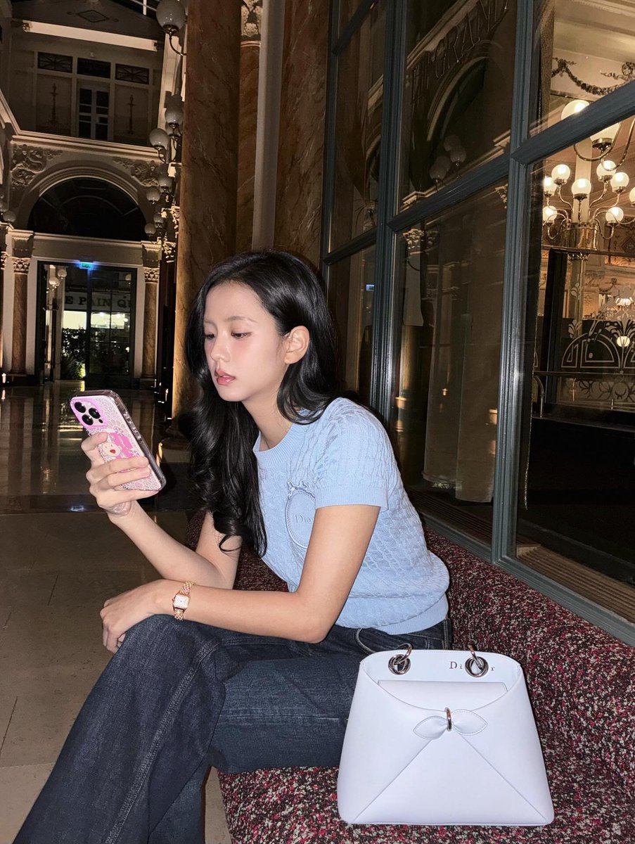 Jisoocravings's tweet photo. her side profile is an absolute work of art. the face card never declines 🥺🤎🍊 https://t.co/WGzIXoQnT5