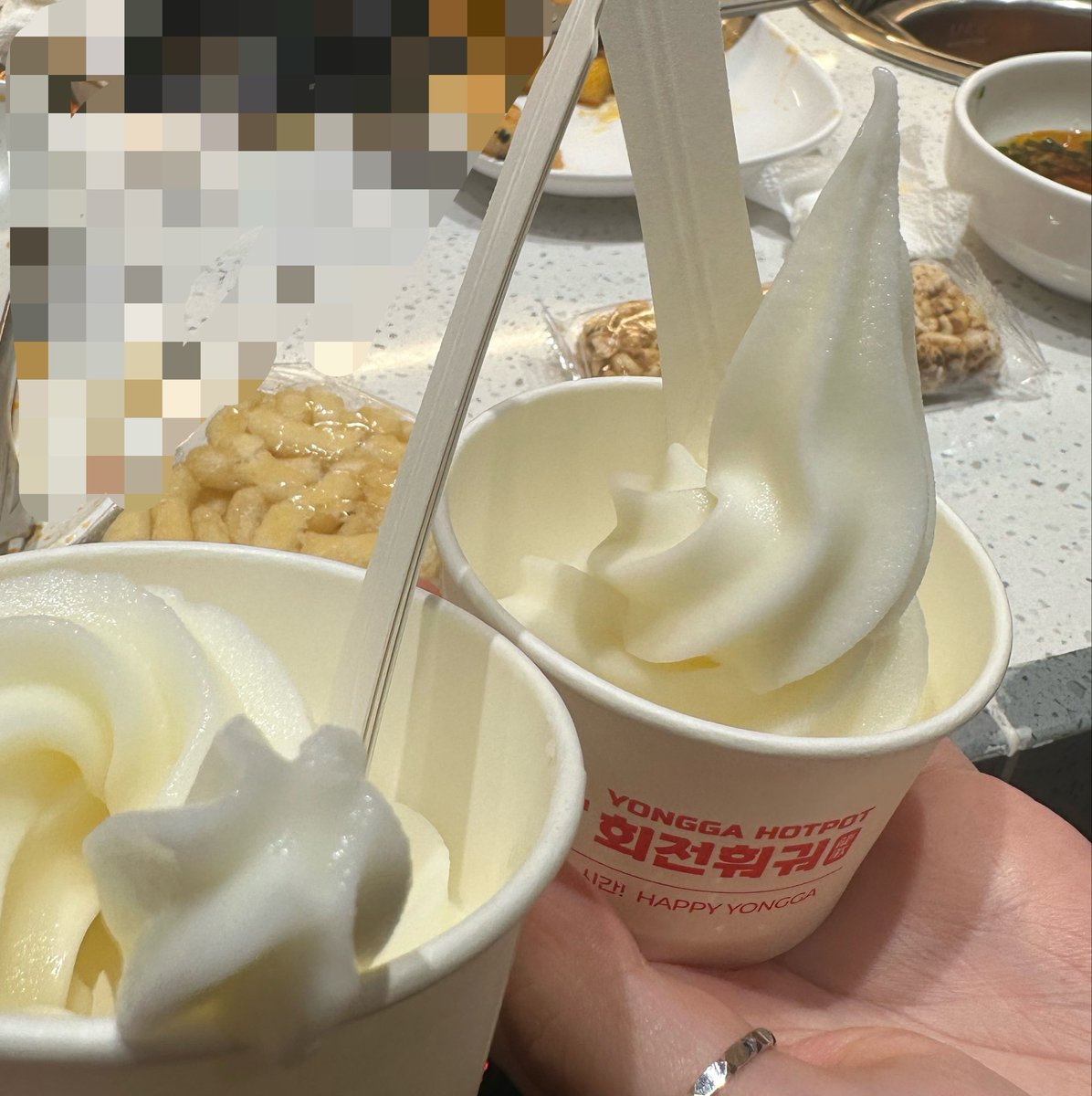 euo4n's tweet photo. 냥이 스윗하게 숟가락 꽂아 줬는데 1개 아니고 막 3-4개라서 너무 튼튼하고 좋았어 웃음 https://t.co/5Lb9pp09Wx