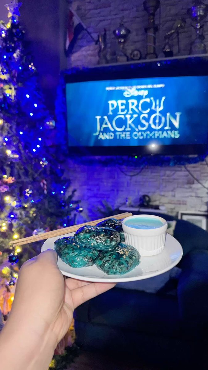 persasseusss's tweet photo. how you’ll find me this christmas https://t.co/4YM2sATpsQ