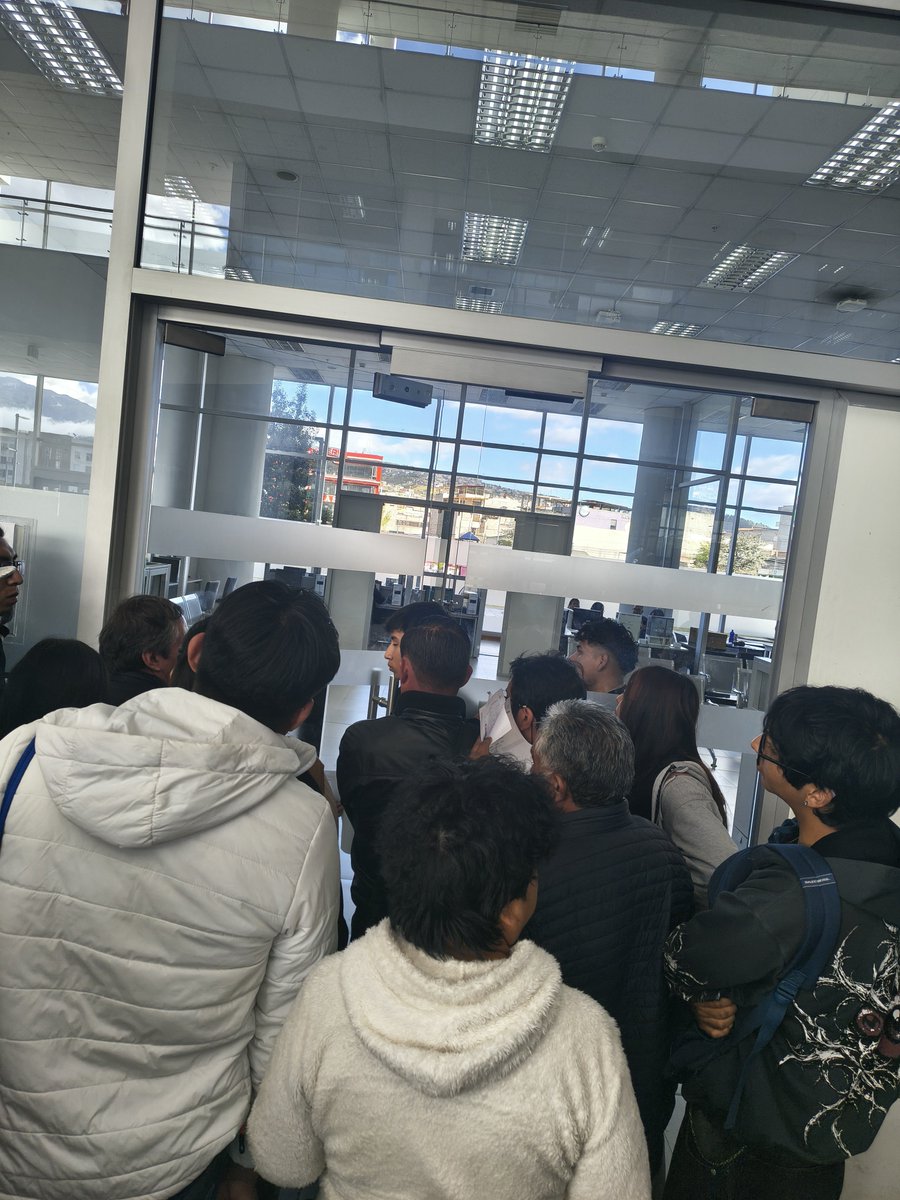 Kevin01kmkz's tweet photo. @ANT_ECUADOR 3:45pm y no permiten el ingreso en la agencia de la plataforma sur, pésimo servicio https://t.co/fl01QA0CLs