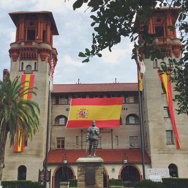 CCivicaCatalana's tweet photo. #TalDiaComoHoy de 1565 un español, Pedro Menéndez de Avilés, asturiano, fundó la 1ª ciudad de Estados Unidos, San Agustín.

Así lo celebran. Orgullosos de su historia hispana y sin complejos, llenando la ciudad de banderas y símbolos españoles.

En España los llamarían fachas. https://t.co/lQuPhdqFA1