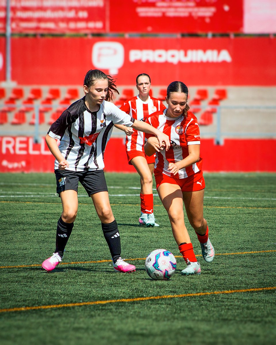 FundacioUEVic's tweet photo. 🔛 En marxa la 𝐏𝐑𝐄𝐓𝐄𝐌𝐏𝐎𝐑𝐀𝐃𝐀 de les noies del futbol base femení ⚽🟣

📷 𝐈𝐦𝐚𝐭𝐠𝐞𝐬 del Cadet 𝑣𝑠 Santa Perpètua

#SomUEVic 🔴⚪ https://t.co/mpji6tP5KN