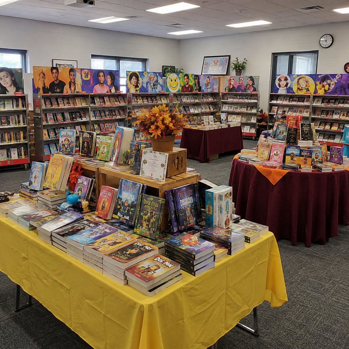 SWLakePark's tweet photo. The Independence High School Library's Fall Book Fair is coming soon, offering students, families, and staff a chance to discover great books while supporting the library. Every purchase helps expand library resources and promote a lifelong...
https://t.co/GV89al1a7w https://t.co/Ui0plV63xY