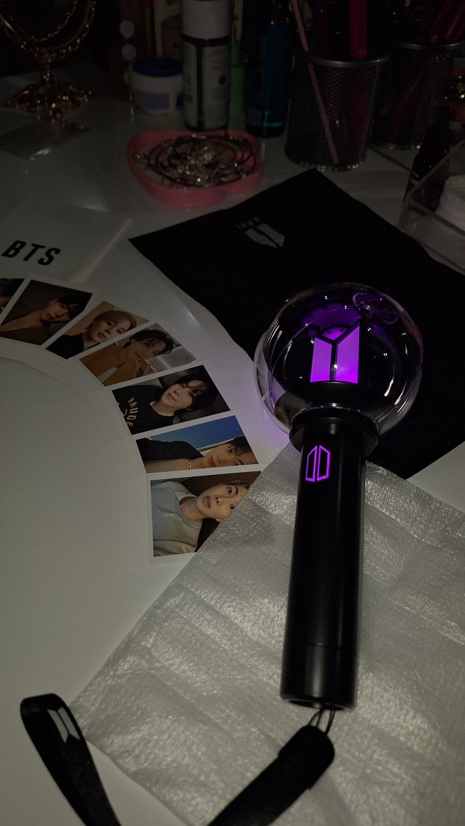 Thayvslva's tweet photo. FEEDBACK SUPERMEGA POSITIVO PARA @thayline_cegs 
Conectou no weverse e borawaves. PRODUTO ORIGINAL! A Armybomb foi enviada dia 21/08 (KR) e chegou no meu endereço hoje 08/09 (BR). Paguei uma taxa de 130,00 . Mas valeu muito a pena! Obrigada pela atenção meninas!! 💜 https://t.co/x7gCAxTcGz