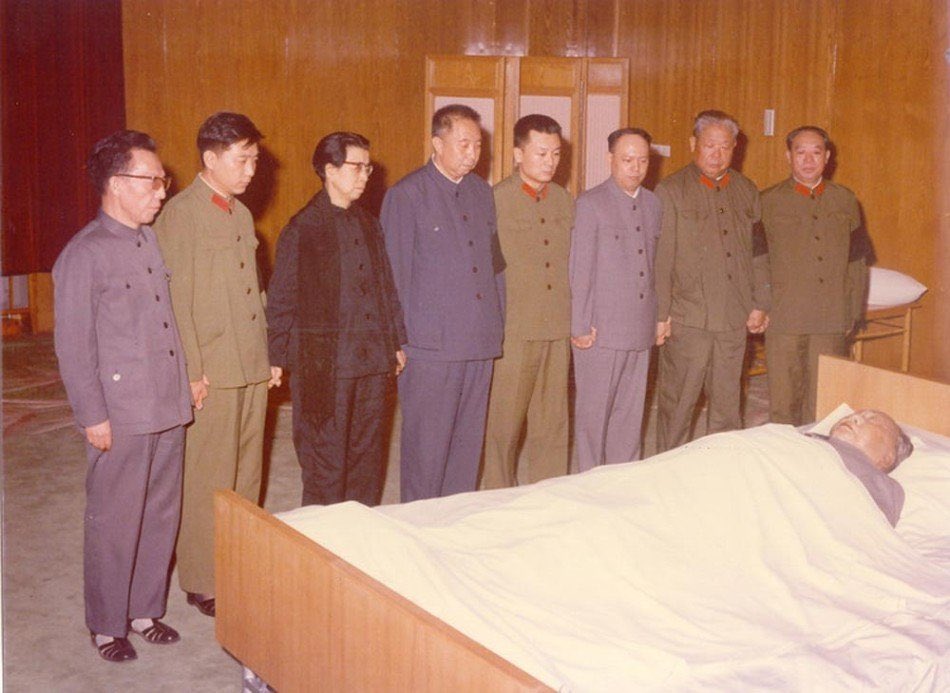 tongbingxue's tweet photo. Today , Sept. 9th, in 1976
Chairman Mao Zedong, died in Beijing at the age of 82.

Eight figures from Mao's inner circle stood in a row, their fingers interlocked.

From left: Zhang Chunqiao 张春桥、Wang Hongwen王洪文、Jiangqing江青、Hua Guofeng华国锋、Mao Yuanxin毛远新、Yao Wenyuan姚文元、Chen Xilian陈锡联和Wang Dongxing汪东兴。

Photo taken on the evening of Sept. 10, by Du Xiuxian杜修贤.