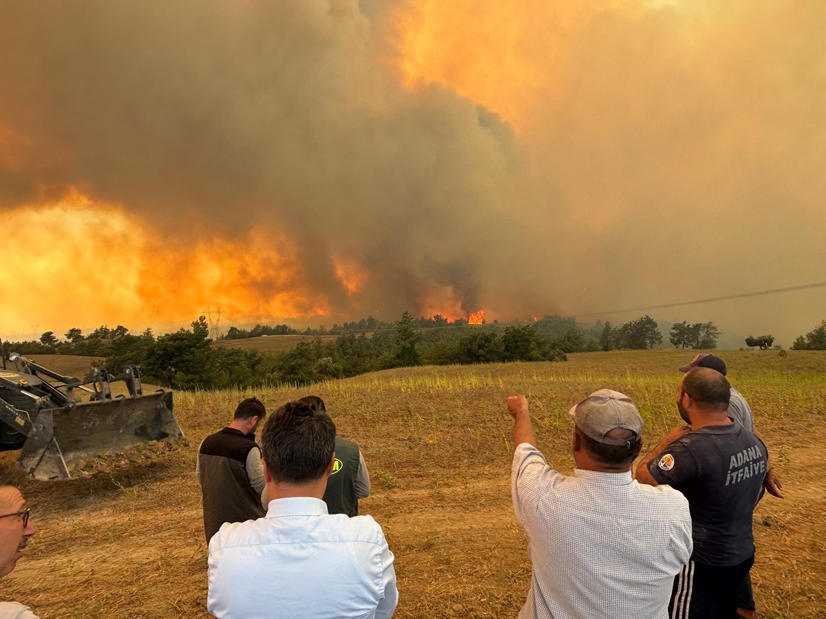 GungorGecer's tweet photo. Kozan, İmamoğlu ve Aladağ’da devam eden yangın bölgelerindeyiz; çalışmaları yerinde takip ediyoruz.
Alevler kısmen kontrol altına alınsa da teyakkuz halimiz sürüyor. Adana Büyükşehir Belediyesi İtfaiye ve ASKİ ekiplerimiz, tüm araç ve imkânlarımızla sahadaki söndürme mücadelesine aralıksız destek veriyor.
Bu zorlu gecede sahadaki mücadeleye omuz veren, emek koyan tüm ekiplerimize yürekten teşekkür ediyorum. Tek gayemiz tek bir canımızın dahi zarar görmeden bu felaketin atlatılması.