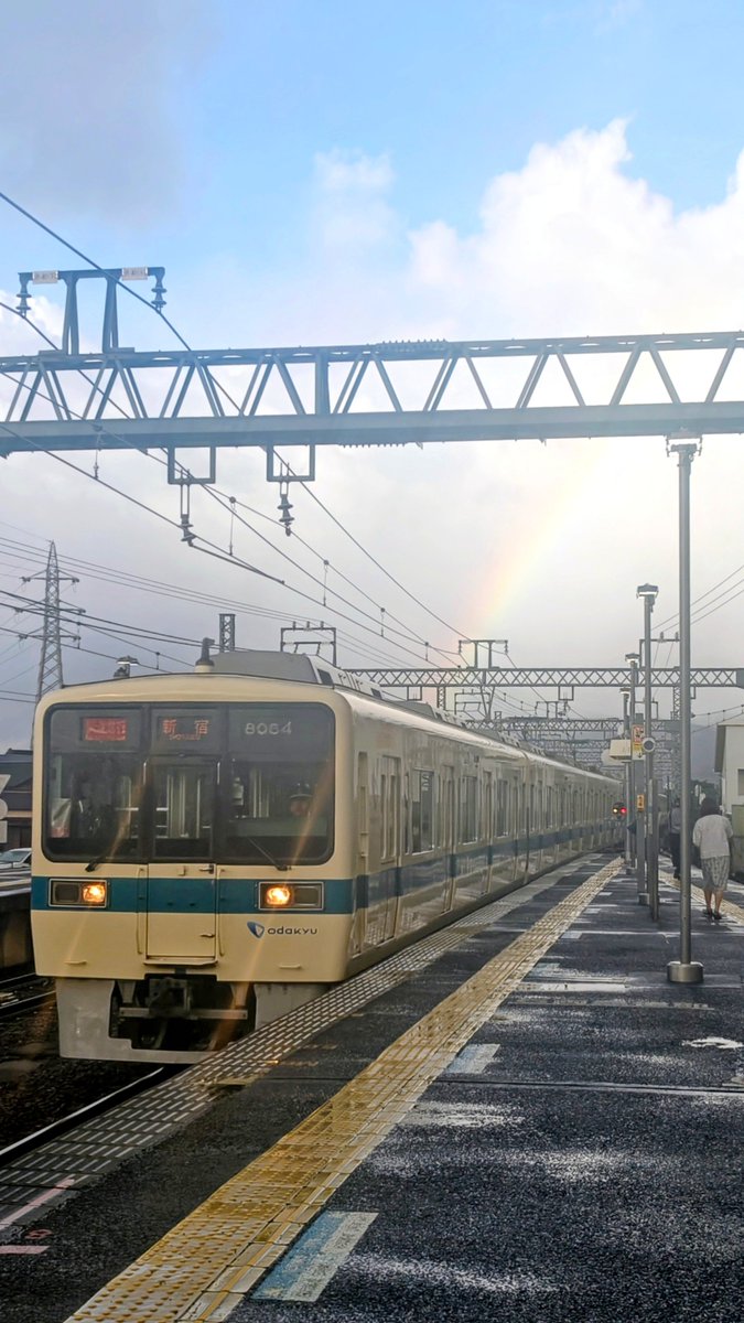 kozaru's tweet photo. ちょい分かりづらいが、駅に入ってきた小田急と虹。 https://t.co/ACw7uymXew