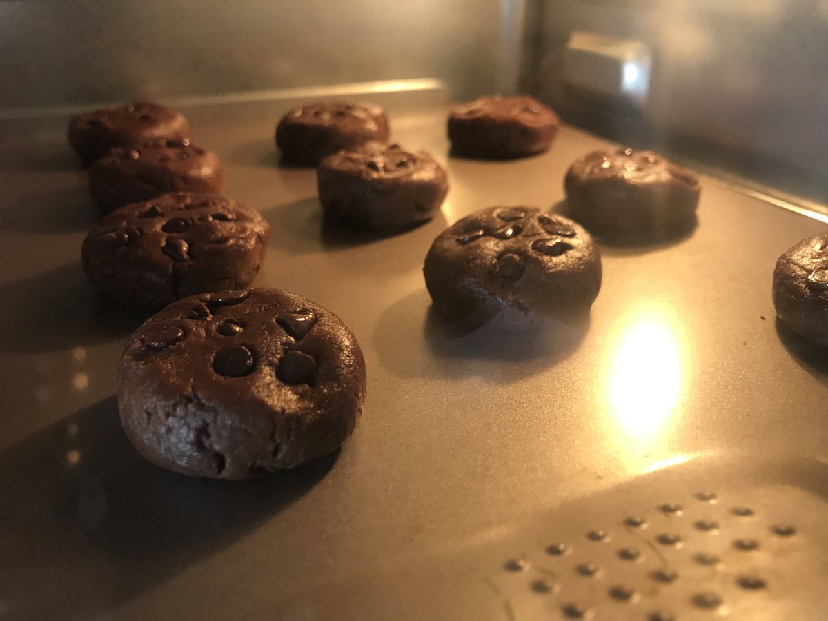 RogerPhillobha's tweet photo. Just had the most cozy afternoon: warm homemade chocolate chip cookies straight from the oven, soft crumbs and rich aroma filling the whole kitchen. Baking truly turns ordinary moments into little joys!， https://t.co/1NLHApI44a