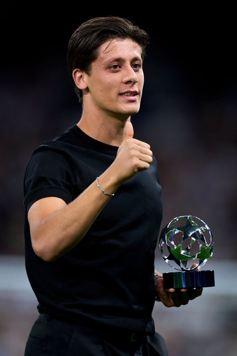 lvntozrn's tweet photo. Real Madrid'i takip eden bir İspanyol gazeteci yazmış.

Bizim için de büyük gurur;👏🇹🇷

"Arda Güler büyüyor. Ve artık yetişkin bir adam gibi giyinmeye başlıyor.

Geniş pileli pantolon, siyah tişört, görünürde hiçbir logo yok, dikkat çekmeye çalışan hiçbir şey yok. Veliaht prens havası.

Stilde bir ciddiyet var. Kim olduğunu artık bize kanıtlamaya gerek duymayan birinin güveni.

Çünkü olgunluk, eylemlerin senin yerine kim olduğunu açıklamaya başladığında, bunu açıklamak zorunda kalmamaktır."