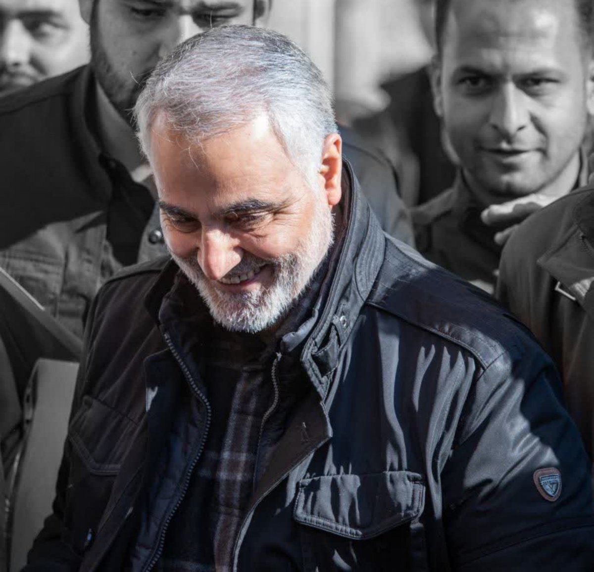 ramezan313's tweet photo. این‌ انقلاب؛ آن‌ قدر تلاطم‌ و‌ سختی
دارد که‌ یک‌ روز‌ شهدا آرزو میکنند
زنده‌ شوند‌ و برای‌ دفاع‌ از این‌ انقلاب 
دوباره‌ شهید شوند

✍️حاج‌قاسم‌سلیمانی https://t.co/kWBviC1lsO