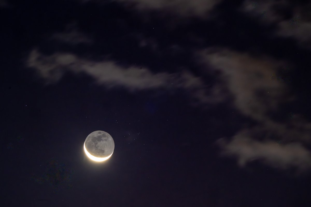 ObservaUCM's tweet photo. La Luna menguante (iluminación 10%) con luz cenicienta entre Jupiter y Marte y pasando junto al cúmulo abierto M44 el Pesebre en la madrugada del 8 de septiembre 2026 junto a la cúpula E del @observaucm @fisicas_ucm @unicomplutense  fotos de @DMontesG https://t.co/bgkFQOunMs