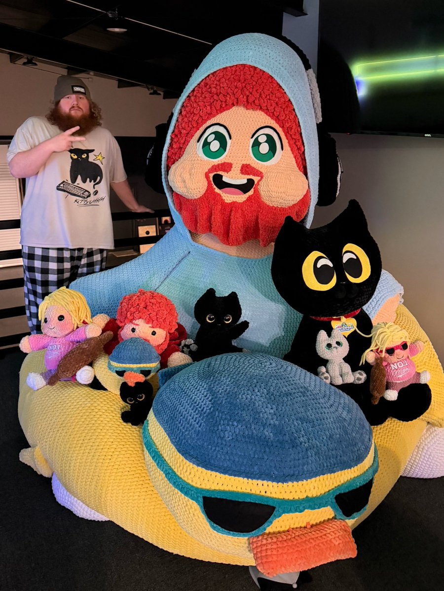 CaseOhUpdates0's tweet photo. CaseOh’s mom shares a photo of CaseOh posed up next to the PlushOh family ✌️ 🥰 💚 https://t.co/il1y8Ke5ZP
