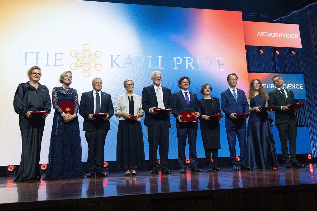 TexasScience's tweet photo. Last week in Oslo, Allan MacDonald received the @KavliPrize for Nanoscience. A physicist at @UTAustin, he was honored for helping establish the field of twistronics. Read more: https://t.co/Ui8ILuIf95 https://t.co/biXhLLOKOM