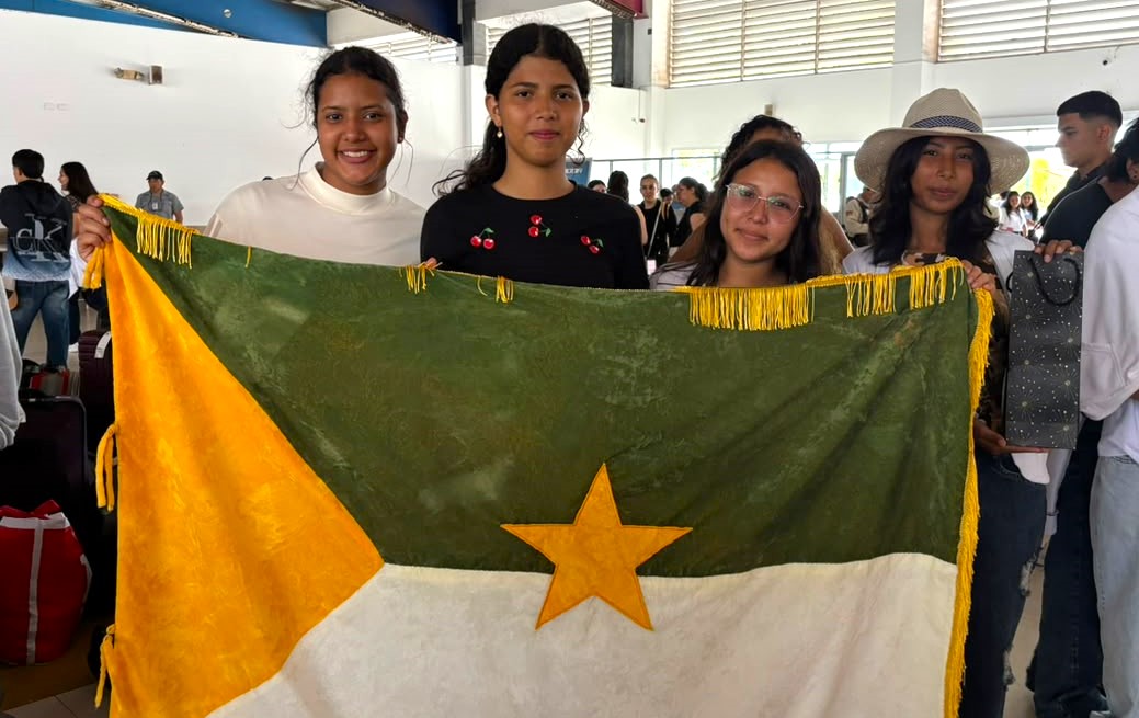 EducacionZ4_Ec's tweet photo. ✈️ 100 estudiantes de 7 instituciones de Manabí ya están en San Cristóbal para ser parte del 5.º Intercambio Pedagógico Manabí–Galápagos.

📚Jóvenes de #BachilleratoTécnico llegan para compartir una experiencia que une aprendizaje, cultura y gastronomía. https://t.co/rCmJmu0yWS