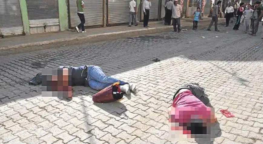 tdb_istanbul's tweet photo. Elimize, Diyarbakır Kulp’ta öldürülen korucu Mehmet Sevinç’in sansürsüz fotoğrafı ulaştı.

Kafasından kanlar akıyor, burnu kırık, yüzünde darp izleri var ve bu duruma “intihar” deniyor.

Soruyoruz: İntihar eden bir kişi neden kendini duvara çivilesin? Ya da insan kendisini nasıl çivileyebilir, nasıl darp edebilir?

Korucunun da sonunun, zamanında Kaşif Kozinoğlu gibi ölümü gayet şüpheli kalanlara benzememesi için Adalet Bakanı Sayın @abakingurlek’i göreve davet ediyoruz.

Bu durum bize, 2014 yılındaki çözüm sürecinde sokak ortasında öldürülen iki şehit askerimizi hatırlatıyor. “Çözüm” adını verdiğiniz bu ihanet sürecinden dönün.