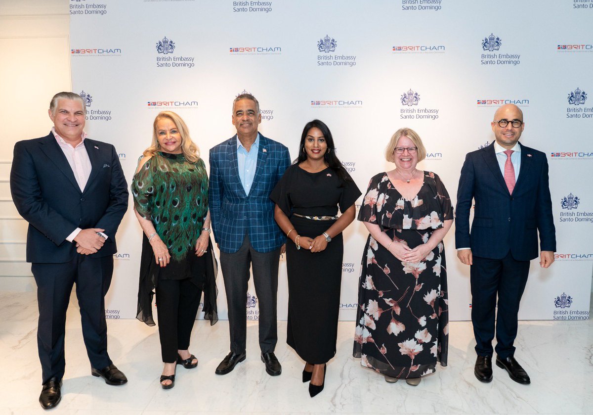 ukindomrep's tweet photo. 🤝 @Uma_Kumaran y @CarolvanderWalt compartieron con líderes empresariales, socios comerciales y aliados consulares de 🇩🇴. 

Gracias a @BritchamDR por reunir a la comunidad empresarial británica y dominicana para conversar sobre crecimiento, inversión y oportunidades compartidas. https://t.co/cFIkJbLoGB