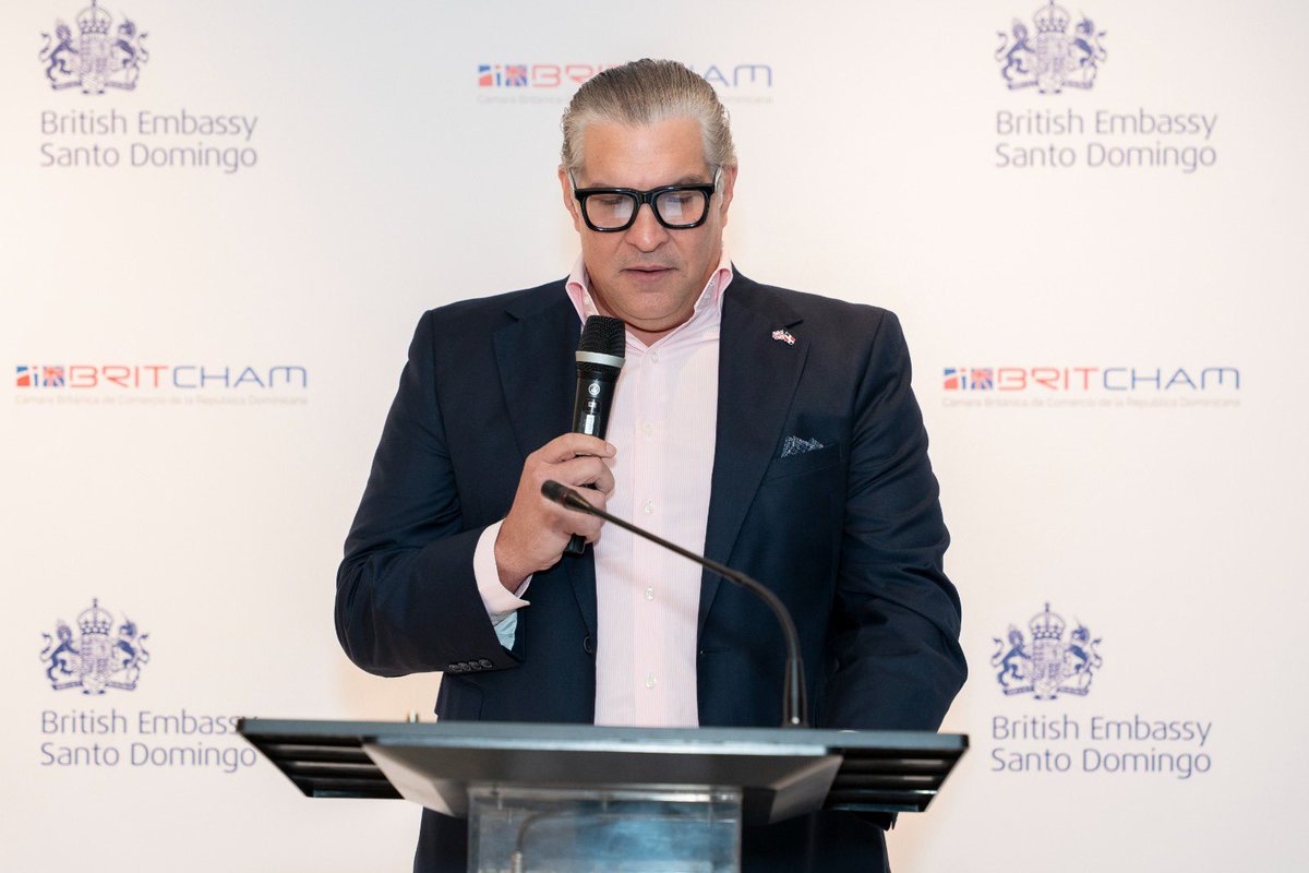 ukindomrep's tweet photo. 🤝 @Uma_Kumaran y @CarolvanderWalt compartieron con líderes empresariales, socios comerciales y aliados consulares de 🇩🇴. 

Gracias a @BritchamDR por reunir a la comunidad empresarial británica y dominicana para conversar sobre crecimiento, inversión y oportunidades compartidas. https://t.co/cFIkJbLoGB