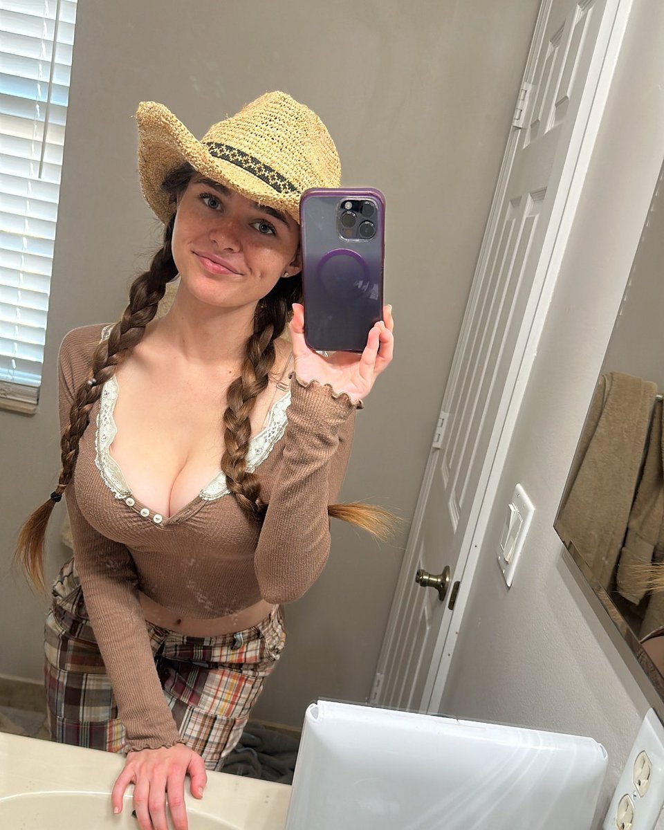 meguttx's tweet photo. Think I look good?🍑💦 https://t.co/tkyM9iW7VS