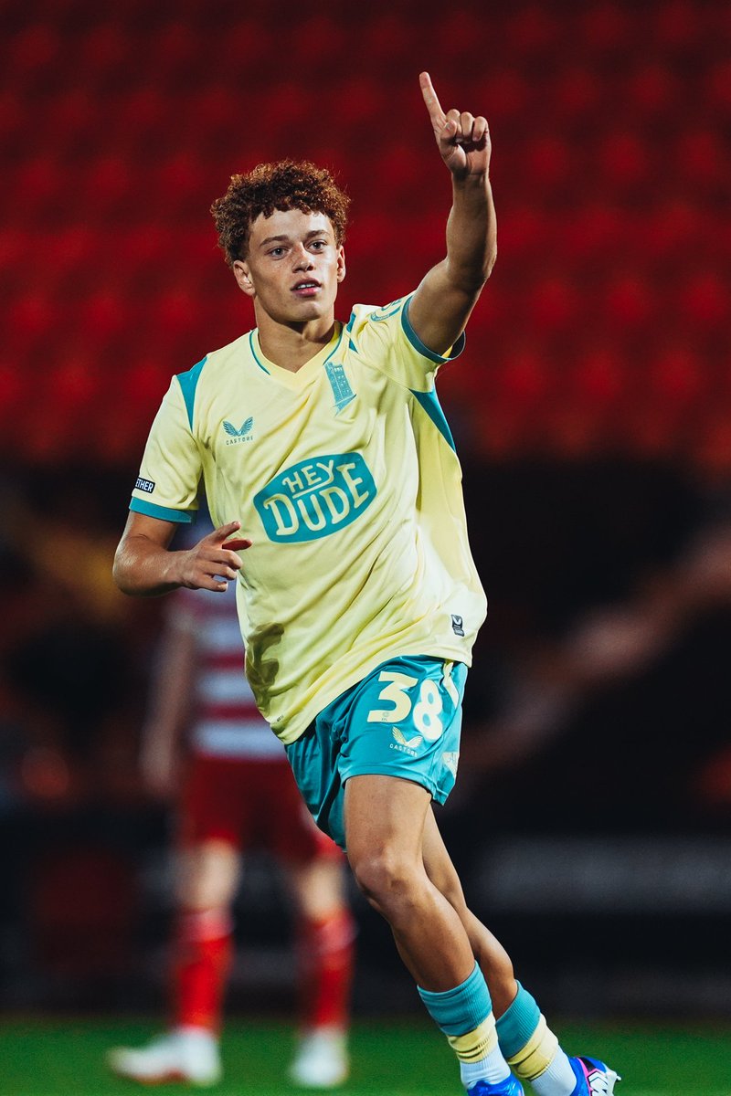 HTAFCBRA's tweet photo. 66'- Jamie Spencer entra para fazer sua estreia pelo time principal.

67'- Jamie Spencer marca.

17 anos. Que momento ✨

#htafc https://t.co/hIVaFSDX3d