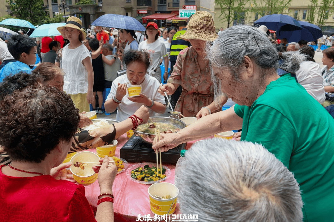 BuhiaSandra's tweet photo. Neighbors' quick potluck for our new elderly next door—warm smiles, home-cooked bites, and a new little family we just gained! ， https://t.co/bUTaDfvPke