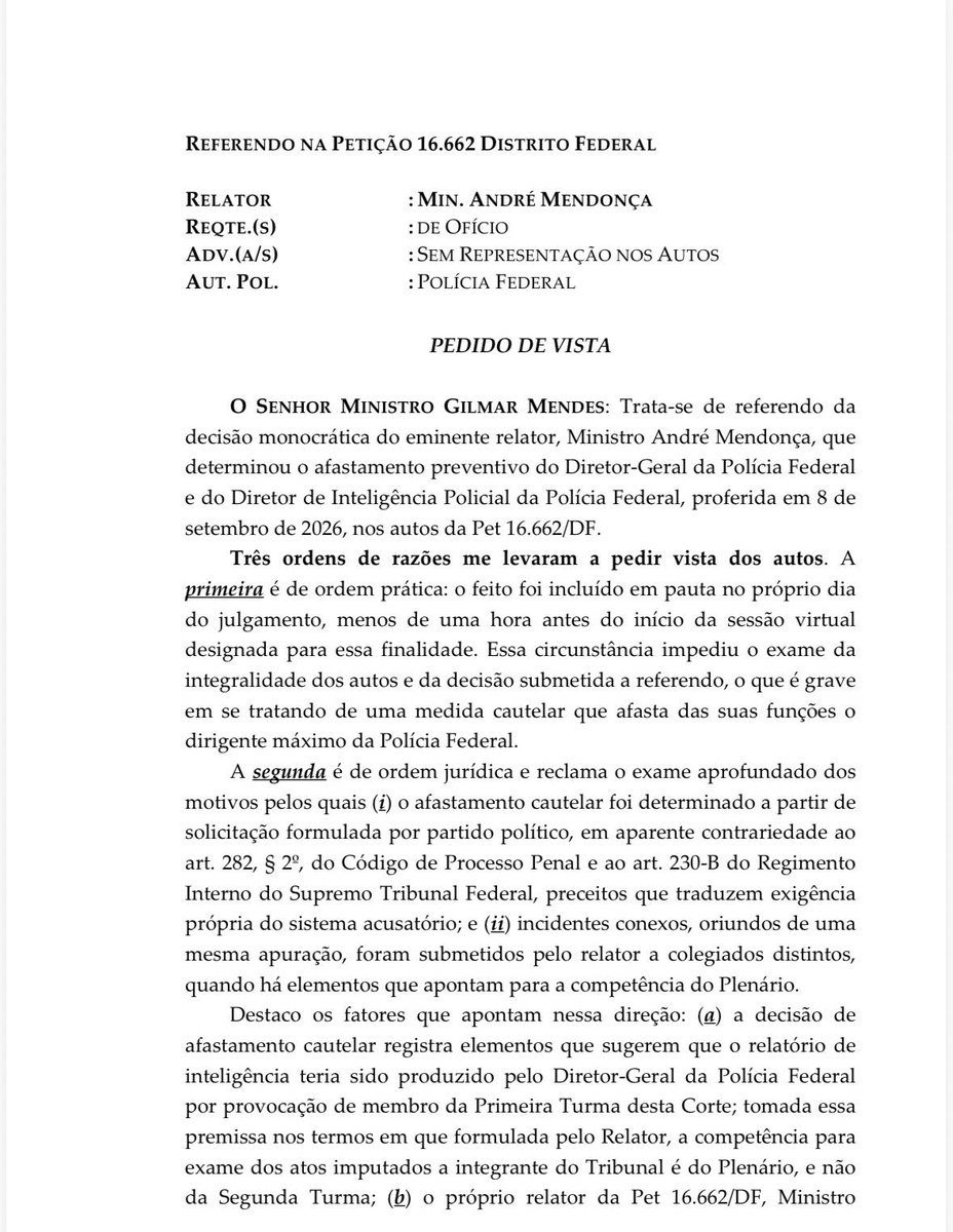 Pobre_d_Direita's tweet photo. Gilmar Mendes acaba de jogar uma bomba jurídica no colo de André Mendonça.  Ao pedir vista do processo que afastou a cúpula da PF, Gilmar registrou que o caso foi colocado em pauta menos de uma hora antes da sessão, questionou uma medida provocada por partido político e levantou dúvida sobre a própria competência da Segunda Turma.  Mas a pancada maior veio com recibo: Gilmar lembrou que o próprio Mendonça havia decidido, dias antes, que as questões desse caso deveriam ser analisadas pelo Plenário do STF.  E ainda colocou na mesa precedente contra decisões judiciais capazes de desequilibrar a disputa eleitoral.  A crise agora mudou de nível.  Não se discute apenas o afastamento da PF. Passou-se a discutir se André Mendonça podia decidir o que decidiu, da forma como decidiu e no colegiado em que decidiu.

https://t.co/ut3AKit2pW