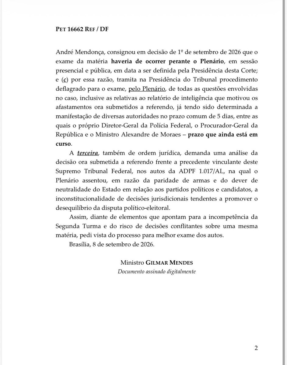 Pobre_d_Direita's tweet photo. Gilmar Mendes acaba de jogar uma bomba jurídica no colo de André Mendonça.  Ao pedir vista do processo que afastou a cúpula da PF, Gilmar registrou que o caso foi colocado em pauta menos de uma hora antes da sessão, questionou uma medida provocada por partido político e levantou dúvida sobre a própria competência da Segunda Turma.  Mas a pancada maior veio com recibo: Gilmar lembrou que o próprio Mendonça havia decidido, dias antes, que as questões desse caso deveriam ser analisadas pelo Plenário do STF.  E ainda colocou na mesa precedente contra decisões judiciais capazes de desequilibrar a disputa eleitoral.  A crise agora mudou de nível.  Não se discute apenas o afastamento da PF. Passou-se a discutir se André Mendonça podia decidir o que decidiu, da forma como decidiu e no colegiado em que decidiu.

https://t.co/ut3AKit2pW