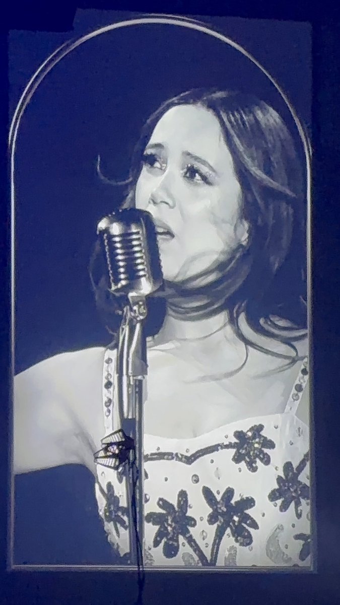 kazineiro's tweet photo. i miss my laufey concert 

my goat come back 😢😢 https://t.co/4rFA179LVu