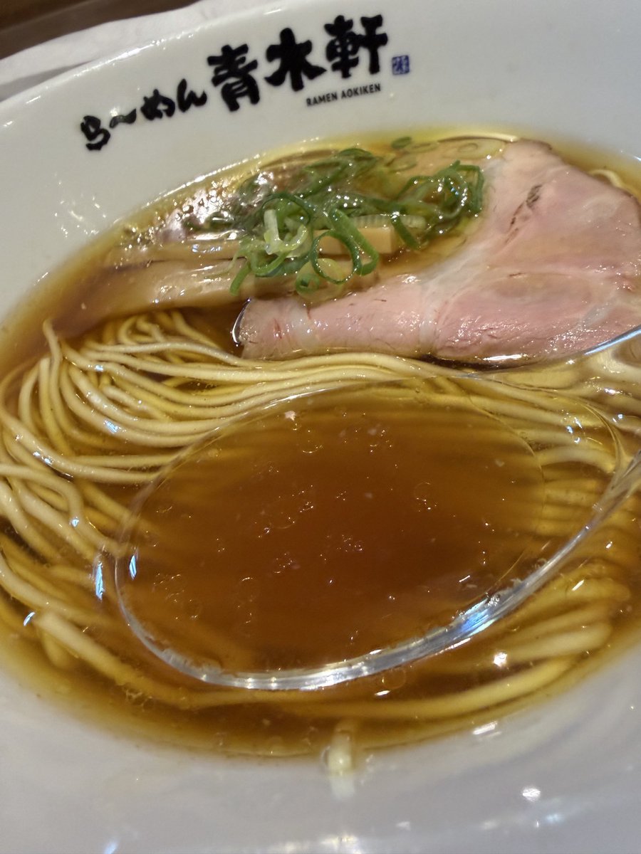 korahmen0929's tweet photo. ら〜めん青木軒　#袋井市

地鶏（醤油）

整ってらっしゃいますね☺️

綺麗な麺線に屋号入り丼がアイキャッチ👀

アツアツな温度帯では、鶏のふくよかな香りと醤油のキレが⚔️温度低下してくると全体が馴染んで甘みが増してくる変化が玉乱っ🤩

券売機左上は伊達じゃないんよ↖️ https://t.co/k9w4ORzEHv
