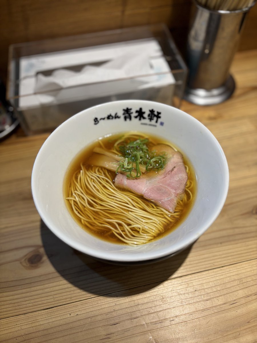 korahmen0929's tweet photo. ら〜めん青木軒　#袋井市

地鶏（醤油）

整ってらっしゃいますね☺️

綺麗な麺線に屋号入り丼がアイキャッチ👀

アツアツな温度帯では、鶏のふくよかな香りと醤油のキレが⚔️温度低下してくると全体が馴染んで甘みが増してくる変化が玉乱っ🤩

券売機左上は伊達じゃないんよ↖️ https://t.co/k9w4ORzEHv