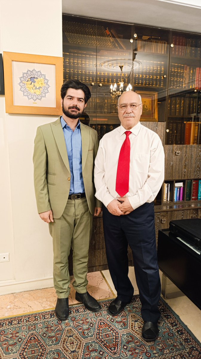 Alvari__Ali's tweet photo. در محضرجناب دکتر محمدحسین آقاسی وکیل پایه یک دادگستری
تنت به ناز طبیبان نیازمند مباد جناب دکتر🌺
سایتان مستدام❤️ https://t.co/VcX1FD6FdR