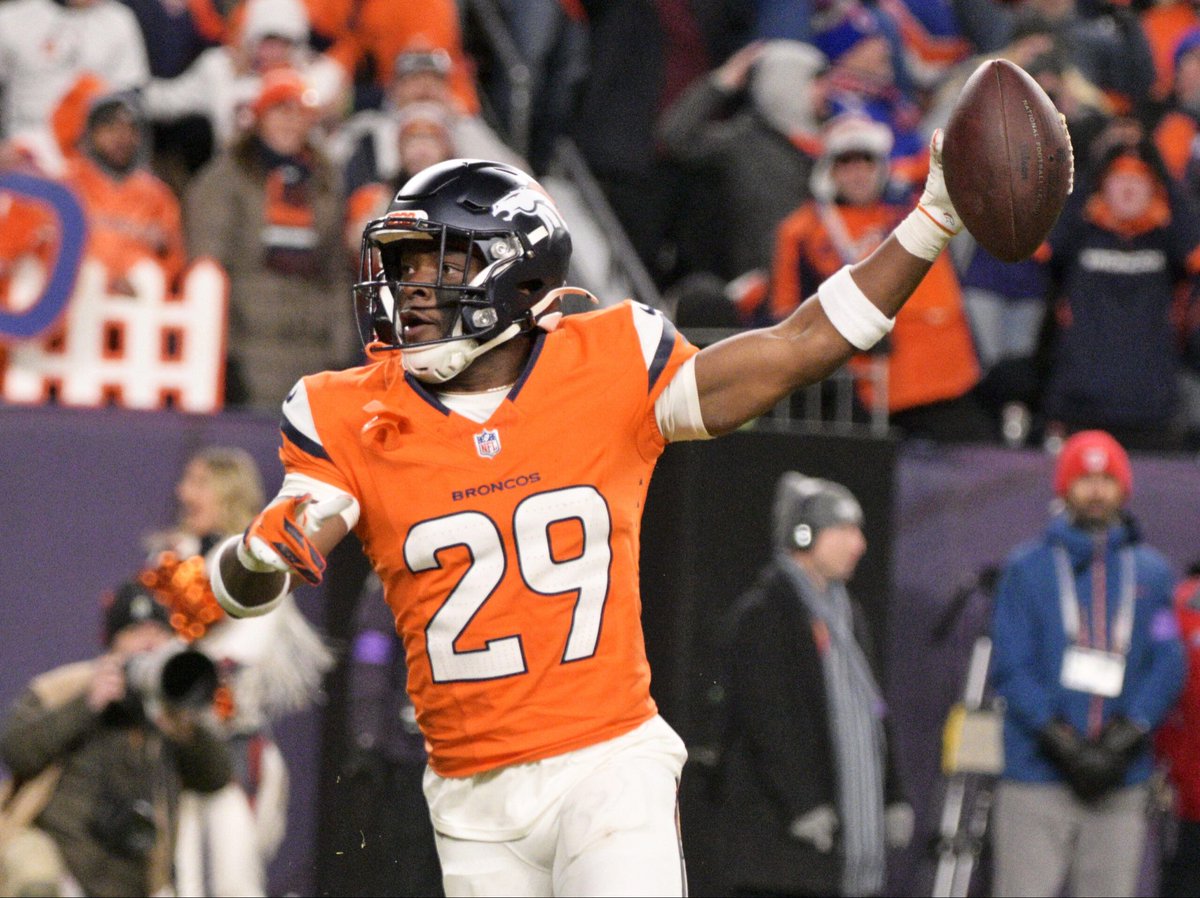 Tschwan_'s tweet photo. @ExcuseMyBroncos Elite trio https://t.co/1dbjDDzzIH