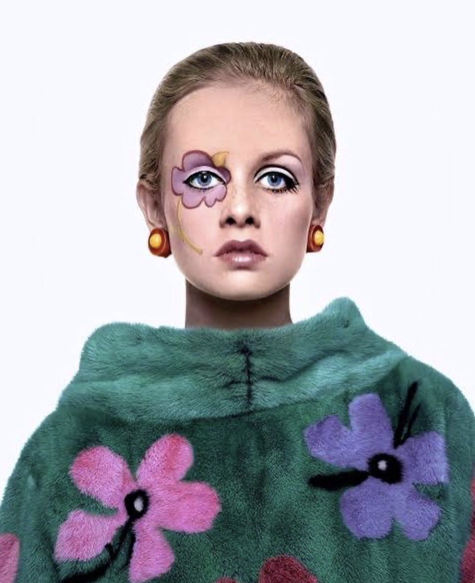 tuesdaywood's tweet photo. julianne moore as twiggy

makeup by kevyn aucoin for his book "face forward", 2000 https://t.co/aC36ukh3q2