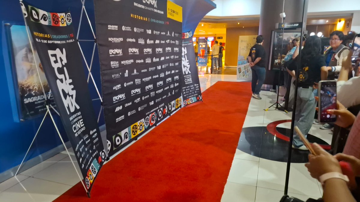 Ultrapuebla's tweet photo. 🎬✨ ¡Por iniciar la alfombra roja de @Encinemx! El encuentro con el cine mexicano se vive en Cinépolis Angelópolis, con invitados y amantes del séptimo arte. 🍿🎥
#FernandoCanales #UltraNoticiasPuebla #Puebla #México #Encinemx #CineMexicano #CinépolisAngelópolis https://t.co/JspHry7Pub