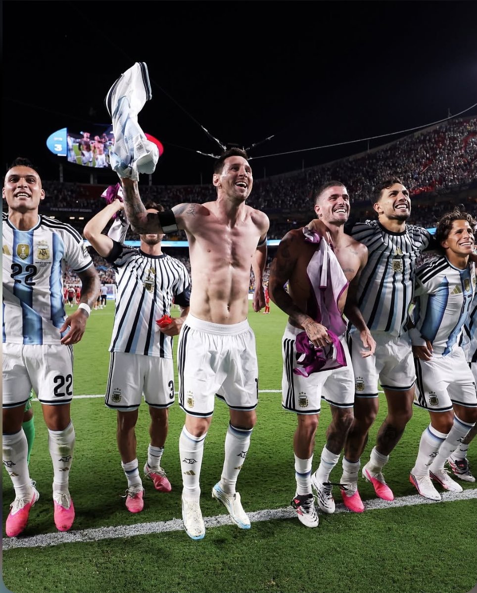 futbolsinred's tweet photo. 🗣Messi: "Todo lo que vivimos hoy frente a Inglaterra fue increíble, cuando escuchamos el himno vivimos emociones especiales y dejo de ser solamente un partido". https://t.co/a3mSJntsbo